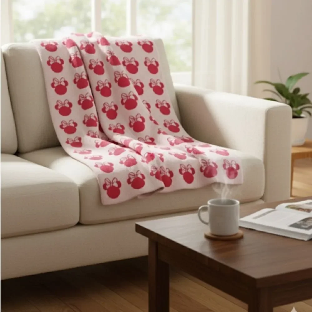 Disney Minnie Mouse Super Soft Reversible Throw in Hot Pink and White
